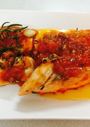 Hình của món Cá hồi sốt cà và hương thảo.