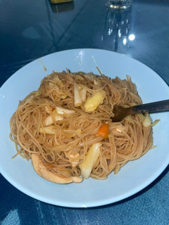 Una foto de Fideos chinos con pollo