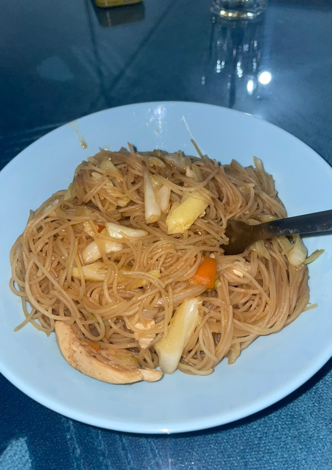Una foto de Fideos chinos con pollo