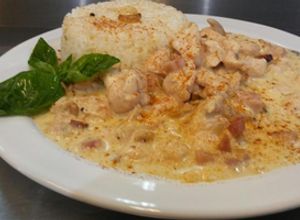 Una foto de Strogonof de pollo con arroz frito