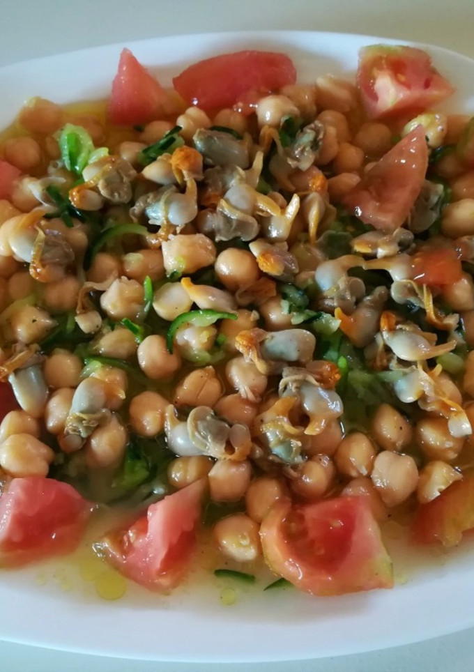 Una foto de Ensalada de berberechos y calabacín