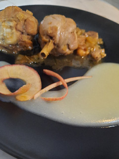 Una foto de Pollo a la sidra con puré de manzana