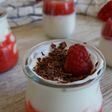 Postre saludable de yogur y frambuesas