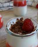 Postre saludable de yogur y frambuesas