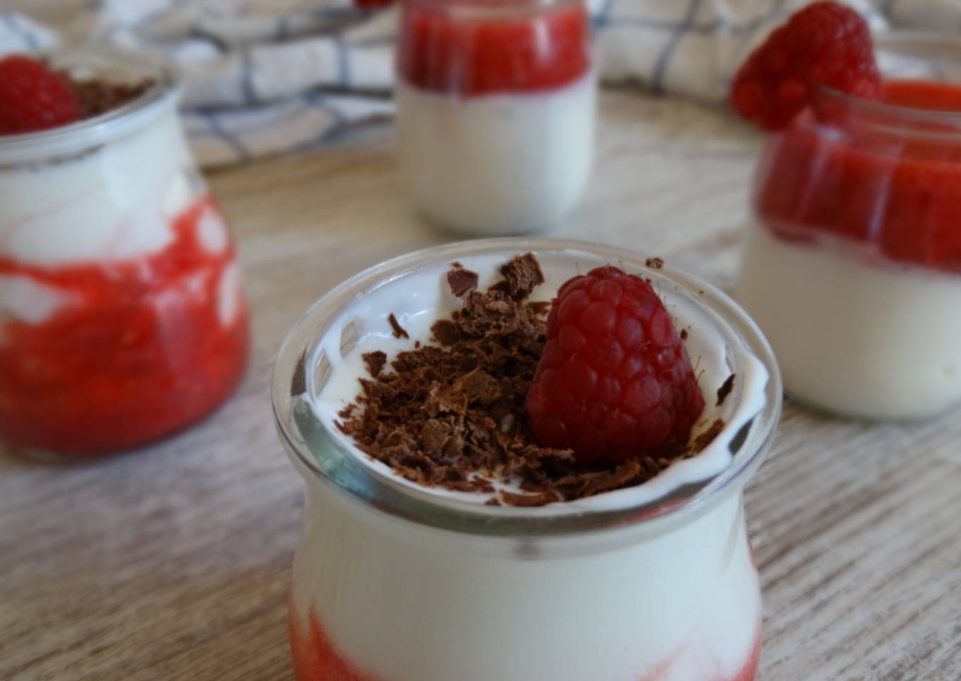 Postre saludable de yogur y frambuesas