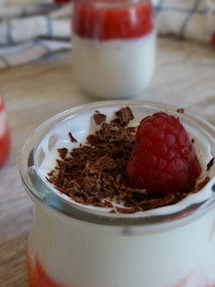 Una foto de Postre saludable de yogur y frambuesas