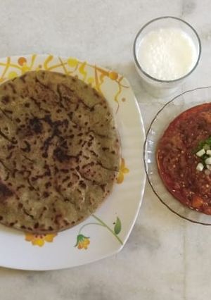 A picture of Baingan ka Bharta Bajre ki Roti.