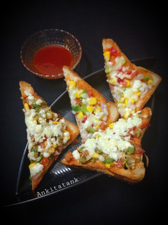 બ્રેડ પીઝા (Bread Pizza Recipe In Gujarati) રેસીપી મુખ્ય ફોટો