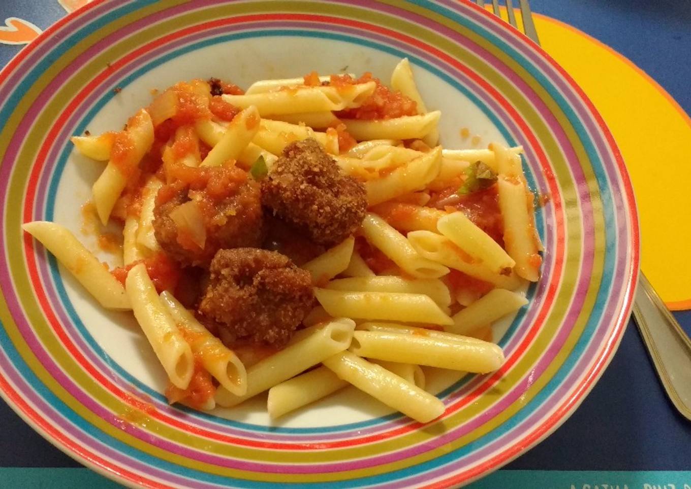 Macarrones con albóndigas y tomate