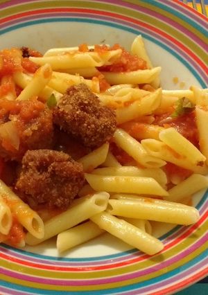Una foto de Macarrones con albóndigas y tomate
