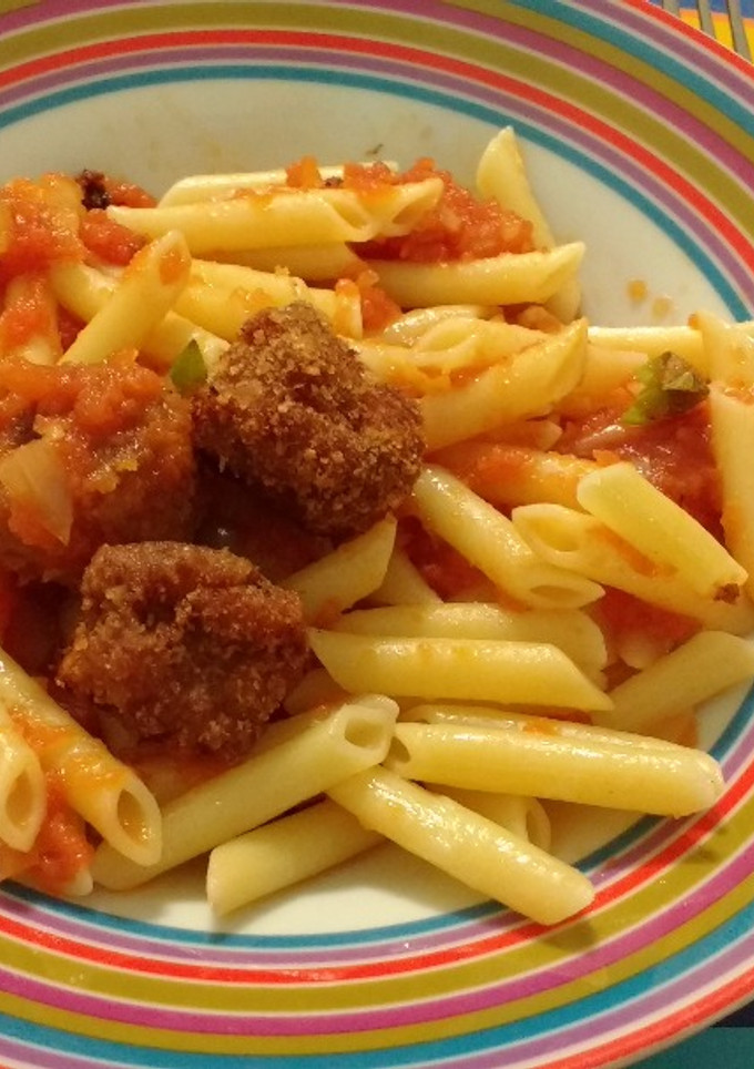 Una foto de Macarrones con albóndigas y tomate
