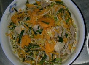 Hình của món Thịt lợn xào giá đỗ.