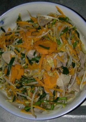 Hình của món Thịt lợn xào giá đỗ.