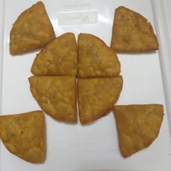 A picture of Samosa mathri.