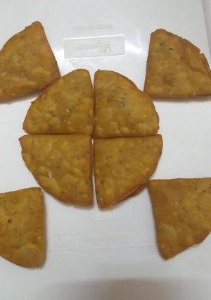 A picture of Samosa mathri.