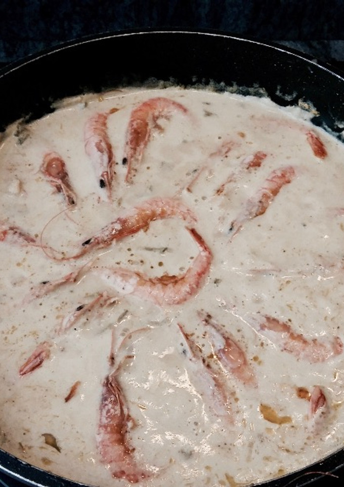 Una foto de Gambas con salsa de bacalao