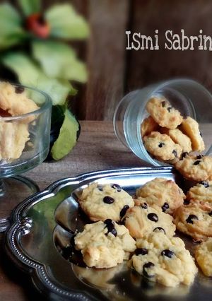A picture of Milky Vanilla Choco Chip Cookies.
