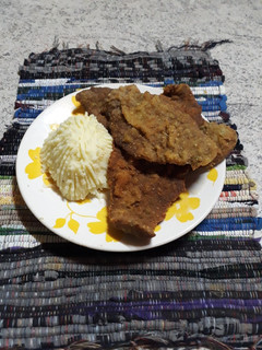 Una foto de Milanesas de carne con puré