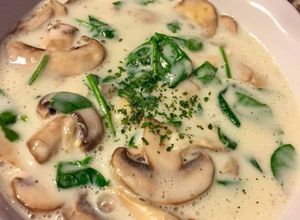 Una foto de Crema de apio con champiñones