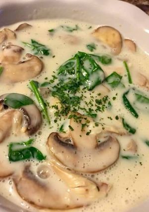 Una foto de Crema de apio con champiñones