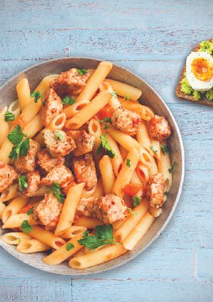Una foto de Pasta con pollo y tostada integral
