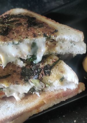A picture of Cheese spread spring onion potato sandwich.