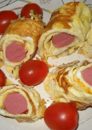 Una foto de Salchicha envuelta en omelette