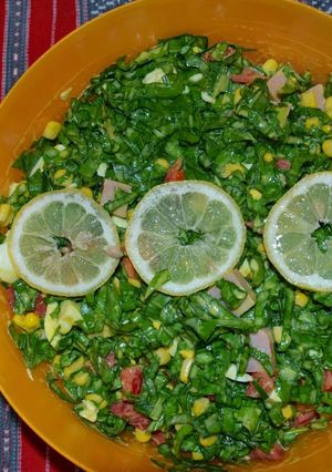 O poză a rețetei Salată de leurdă cu șuncă.