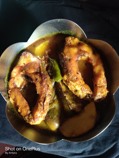 আলু বেগুন দিয়ে মাছের ঝোল(aloo begun diye macher jhol recipe in Bengali) রেসিপির প্রধান ছবি