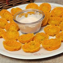 A picture of Baked cheddar pickle crisps.