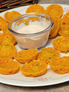 A picture of Baked cheddar pickle crisps.