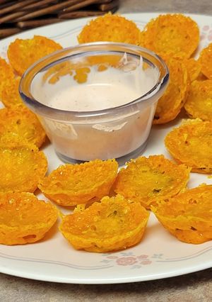 A picture of Baked cheddar pickle crisps.