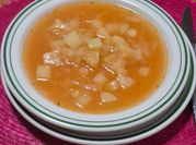 Una foto de sopa poro papa