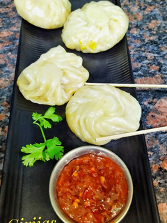 व्हेजिटेबल मॅगी मोमोज (maggi momos recipe in marathi) रेसिपी चे मुख्य फोटो