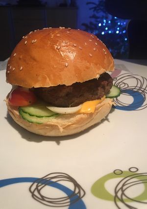 Az imádott házi hamburgerünk 🍔🥤✨ recept fotója