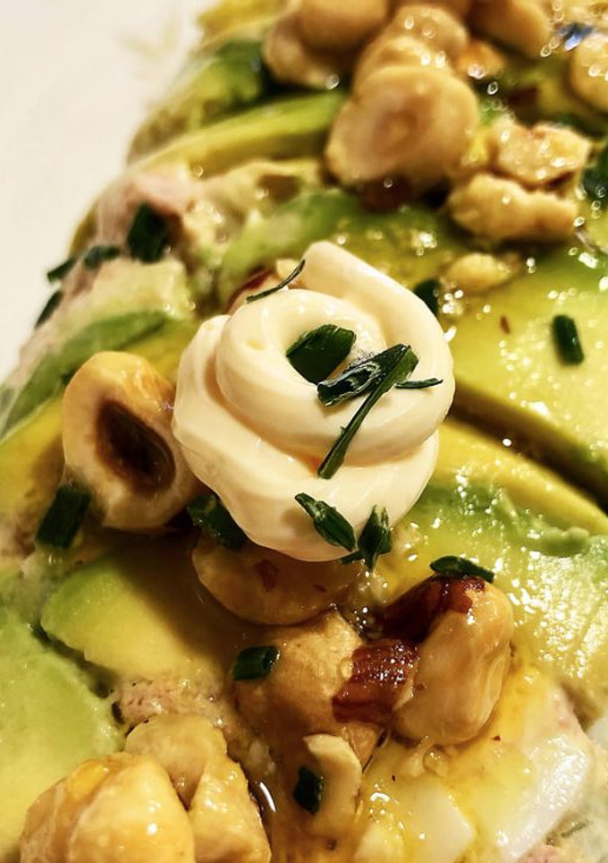 Una foto de Canelón de aguacate y atún