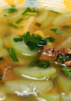Hình của món Canh bầu nấu xương và lòng gà.