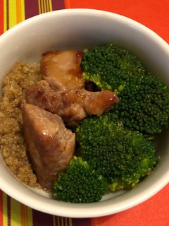 Una foto de Lomo-brócolis-quinoa en salsa teriyaki