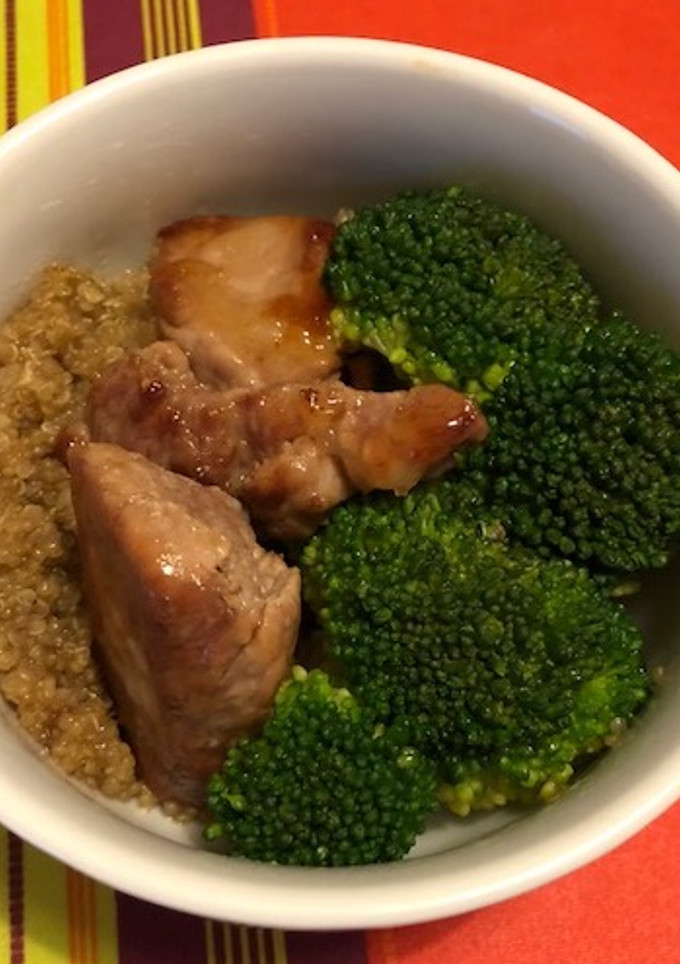 Una foto de Lomo-brócolis-quinoa en salsa teriyaki
