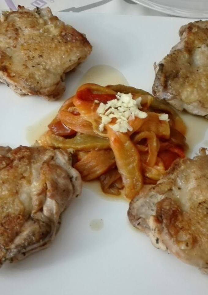 Una foto de Muslos de pollo con pimientos asados