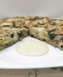 Tortilla de alcachofas y espinacas con alioli de aguacate