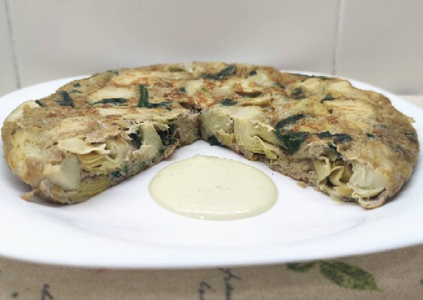 Tortilla de alcachofas y espinacas con alioli de aguacate