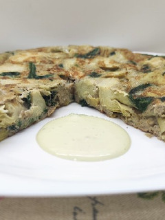 Una foto de Tortilla de alcachofas y espinacas con alioli de aguacate