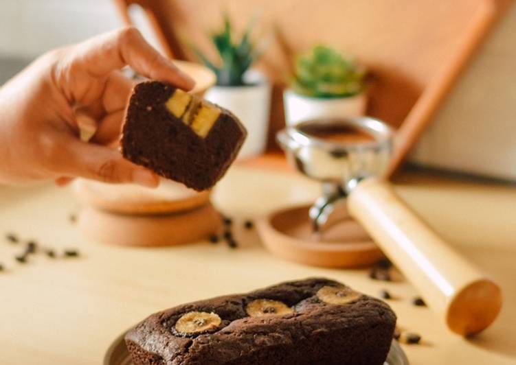 Cara Gampang Menyiapkan Chocolate banana tea cake yang Bikin Ngiler