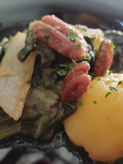 Una foto de Acelgas con Patatas y Nueces Pecanas con Salsa de Soja, Yakiniku y Kimchi