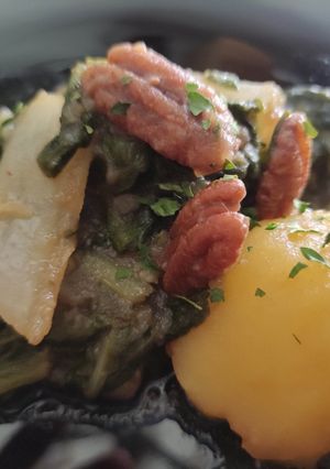 Una foto de Acelgas con Patatas y Nueces Pecanas con Salsa de Soja, Yakiniku y Kimchi