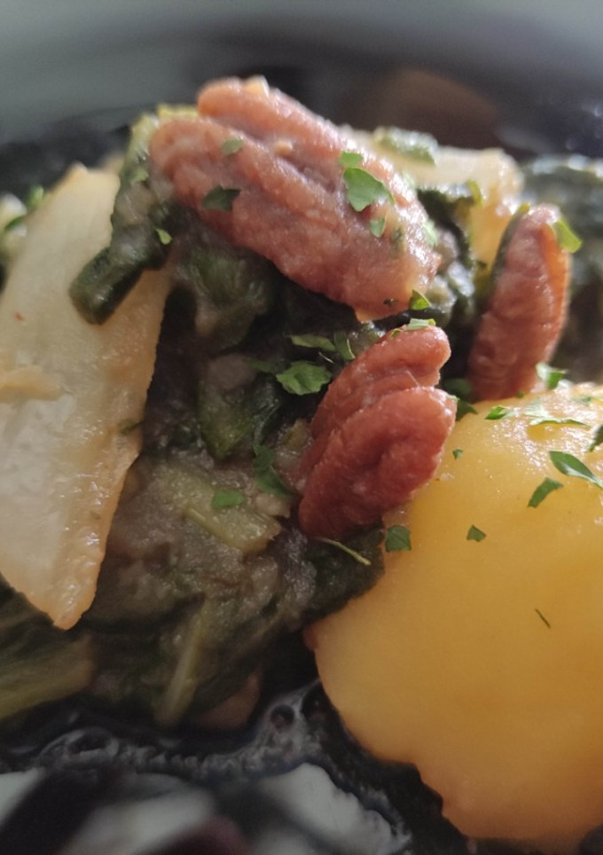 Una foto de Acelgas con Patatas y Nueces Pecanas con Salsa de Soja, Yakiniku y Kimchi
