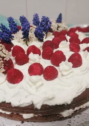 Foto di Delizia con cioccolato dell' uovo di Pasqua, panna e lamponi