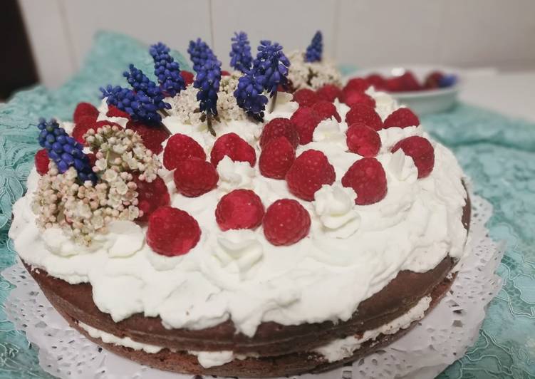 Easiest Way to Make Perfect Delizia con cioccolato dell&#39; uovo di Pasqua, panna e lamponi