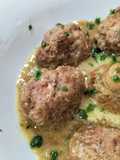 Albóndigas Angus en salsa de portobello y grana padano